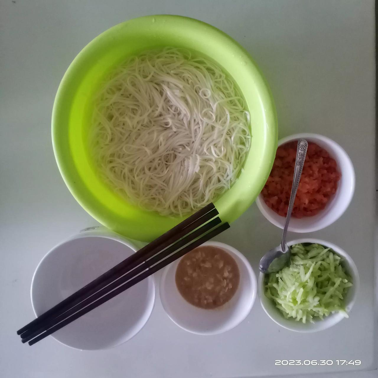 一开始不知道今晚吃什么，最后决定凉面条打发了。从小就是在老爸的影响下喜欢上喝凉面