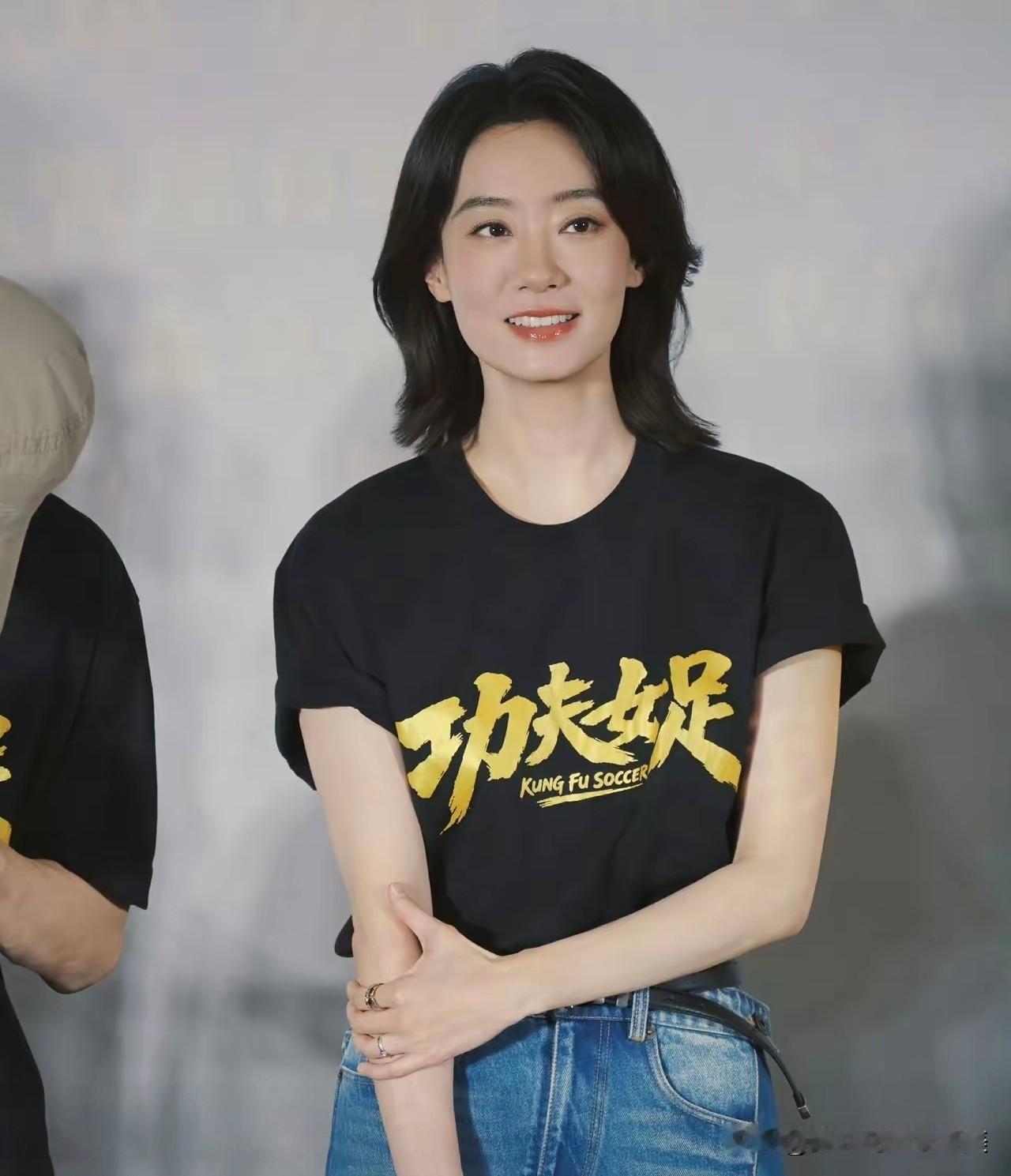 没想到啊没想到！

那个春晚小品里跑龙套的张小斐，

现在居然成了首位票房破百亿