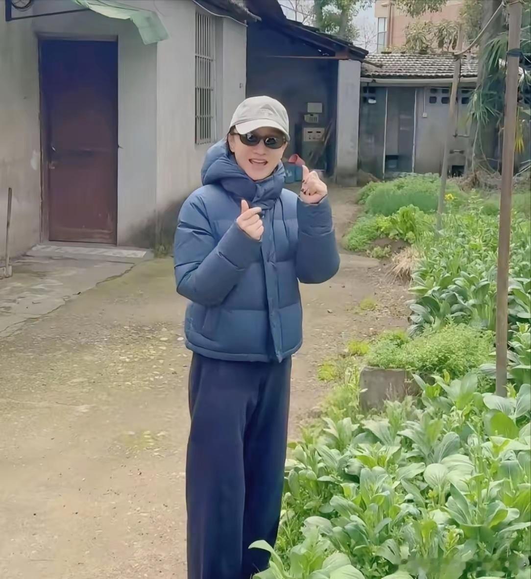 周迅回老家衢州探亲，下地摘青菜，拔了大萝卜大葱，还摘了一大把菜心，去同学家吃火锅