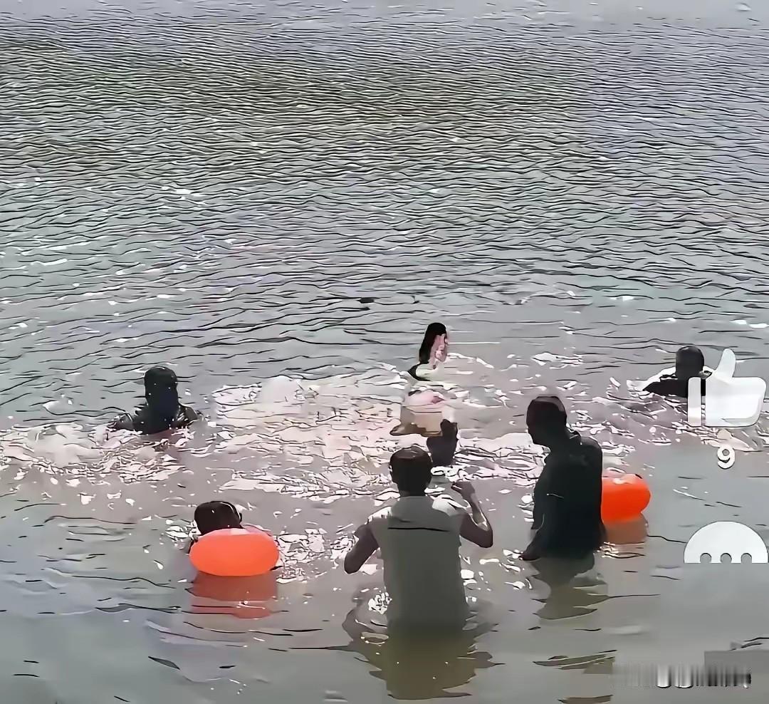 最近网上那个视频看得人血压直飙——9个印度人，翻栏杆溜进南京饮用水水库，光膀子搓