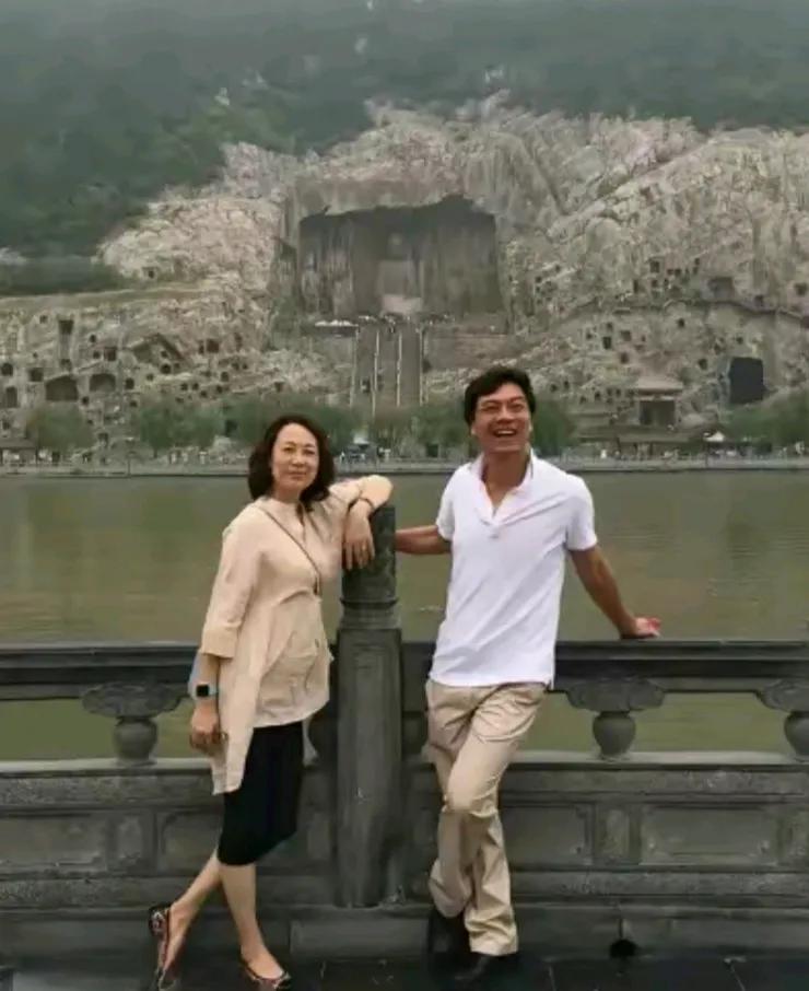 老一代的乒乓球冠军江嘉良和影视明星吴玉芳的同框照，真是让人眼前一亮！

60出头