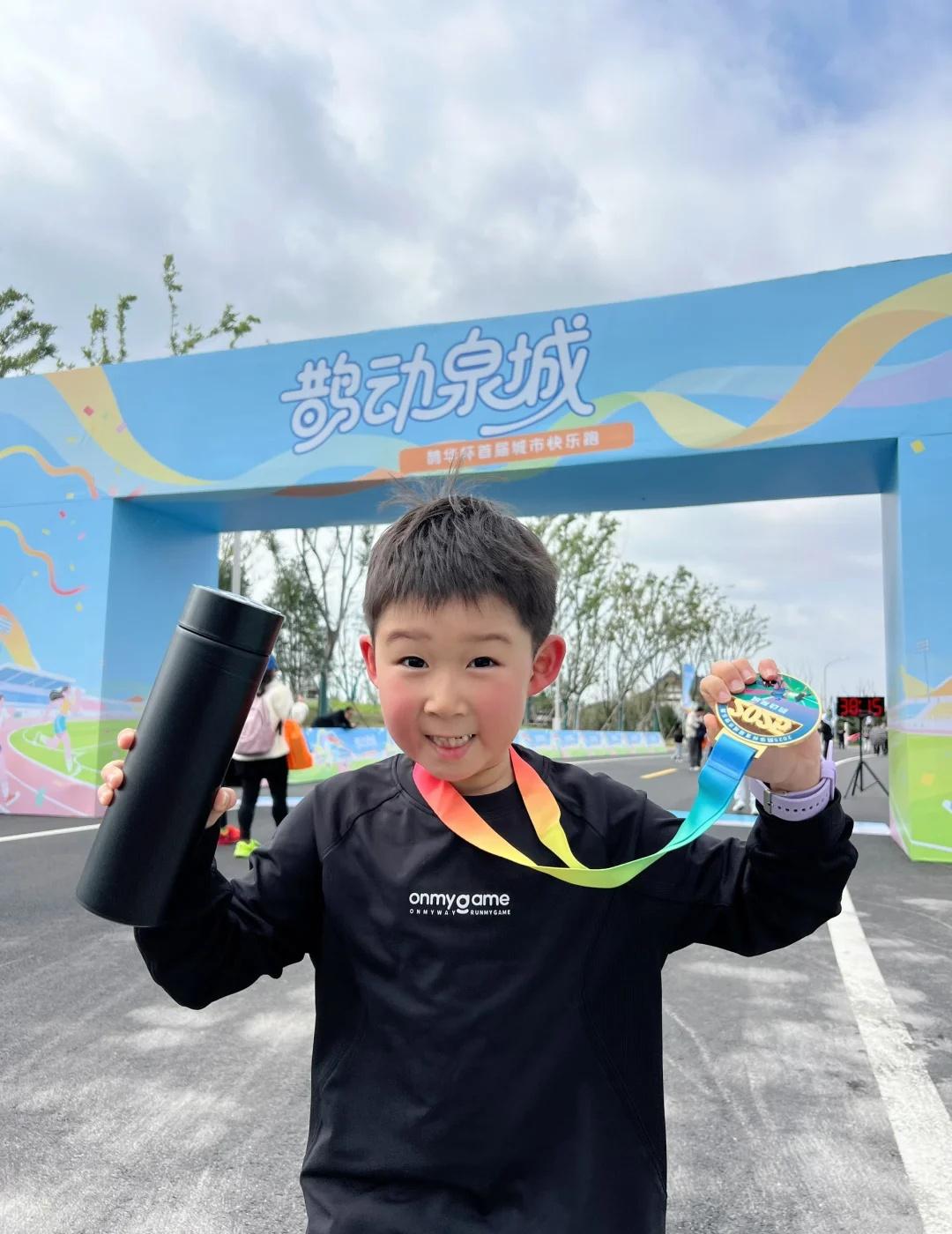 济南马拉松欢乐跑没抢到！我们来鹊动泉城啦！
一波三折的鹊动泉城健康跑！
泉城3.
