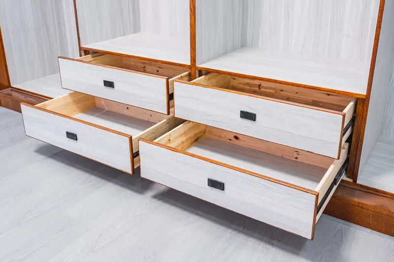 拆卸橱柜的抽屉需要先拉抽屉，然后按卡扣，顺着轨道往外拉。
首先将抽屉向外面拉，然