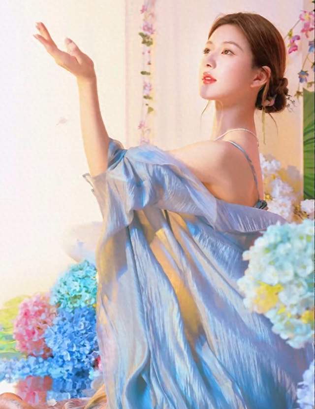 《一袭蓝裙，低挽盘发——赵露思这组写真美成了画中仙》