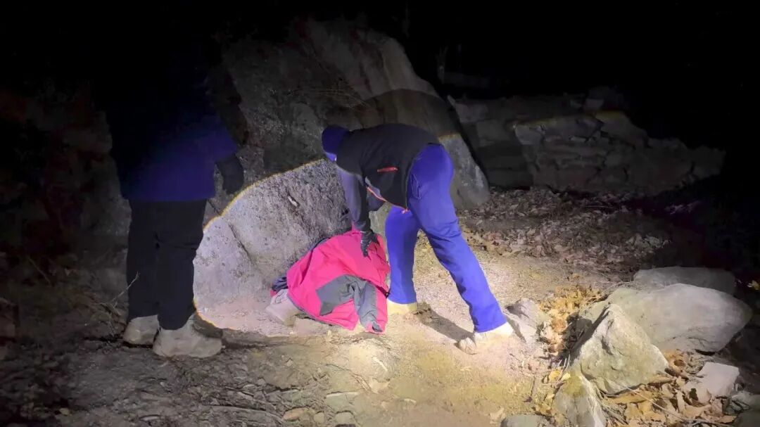 寒夜深山救援行动：怀柔消防成功救出失联聋哑老人