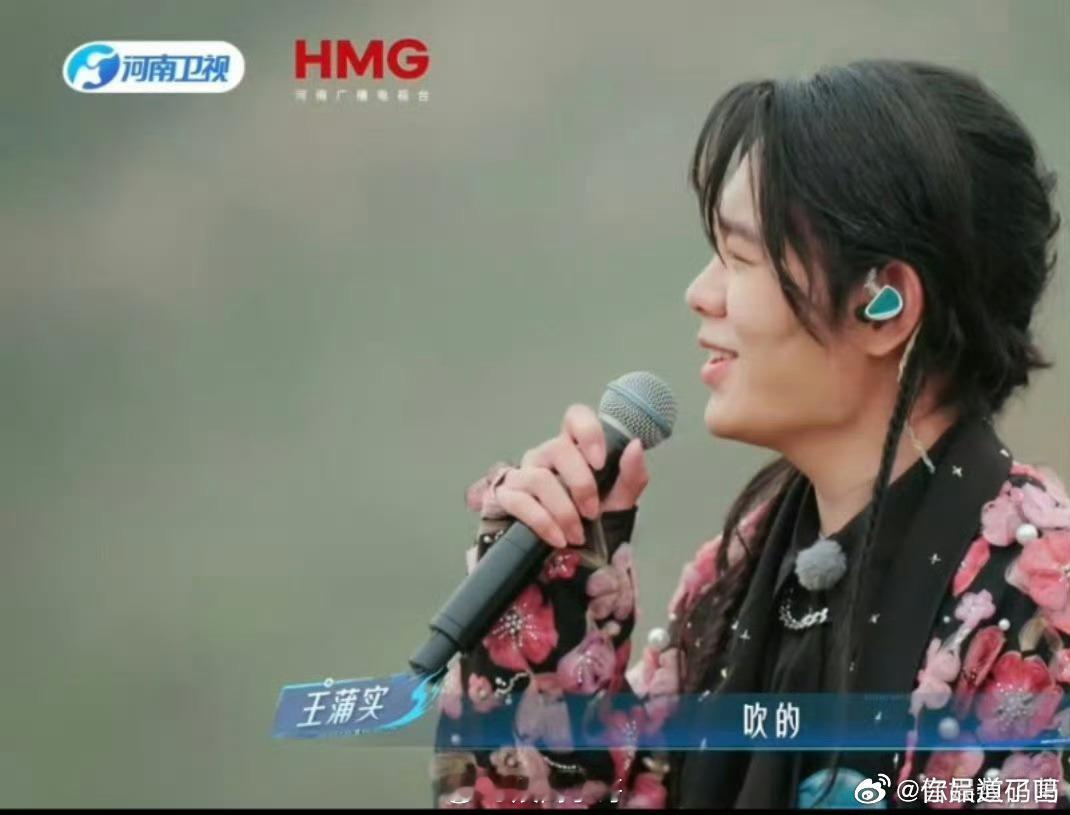 陆虎被少年们唱红了眼眶少年们跳出竞技比拼的条条框框，大胆打破常规编曲思路，用上多