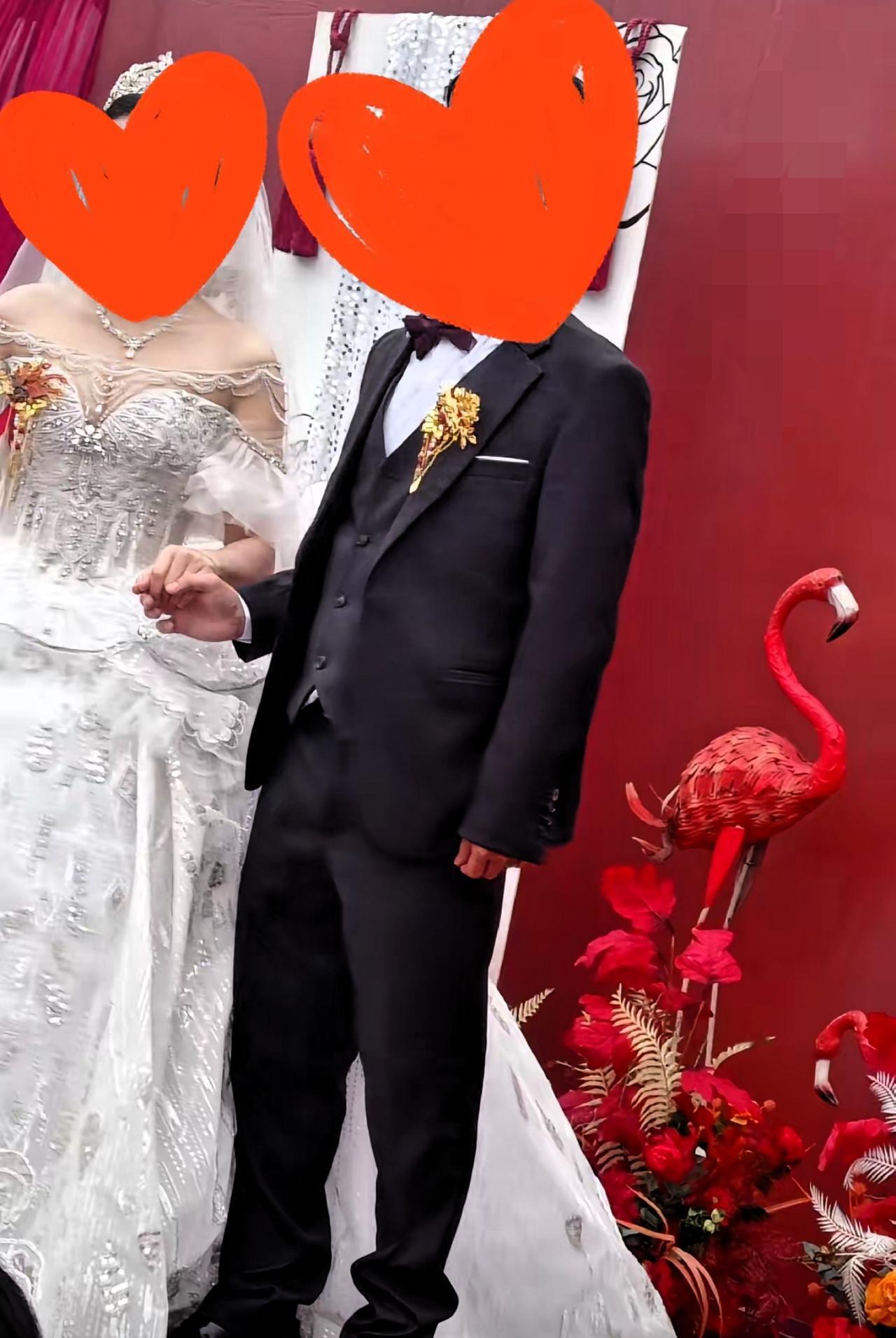 今天参加了一场婚礼，直接把我看懵了。😮
​新娘是在上海一家医院当主治医生，以前