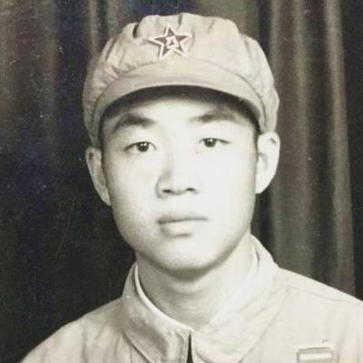 [微风]1951年，一新兵战士私自朝着敌阵地开了一炮，连长大怒，要将他军法处置。