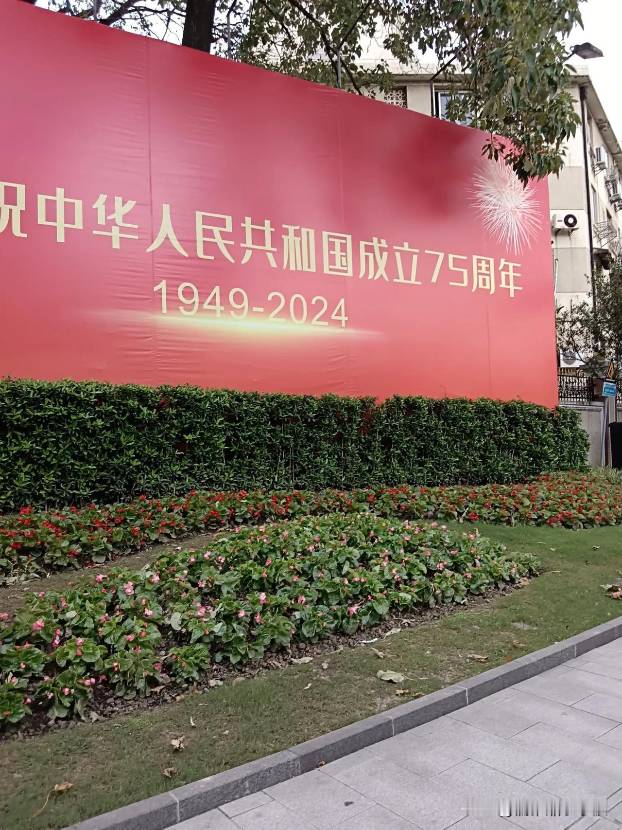 #上联：丹桂飘香迎佳节，诚邀下联#
秋风送爽庆丰年。