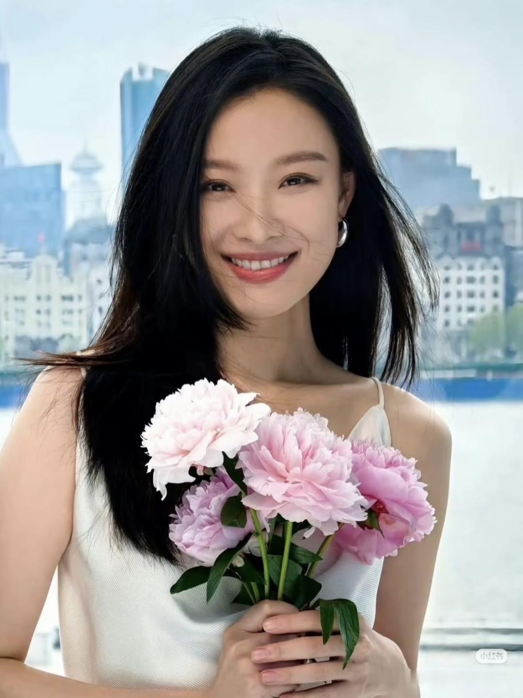 好奇查了一下倪妮的出身，
不查不知道，
一查才发现，倪妮根本不是什么资源咖，她既