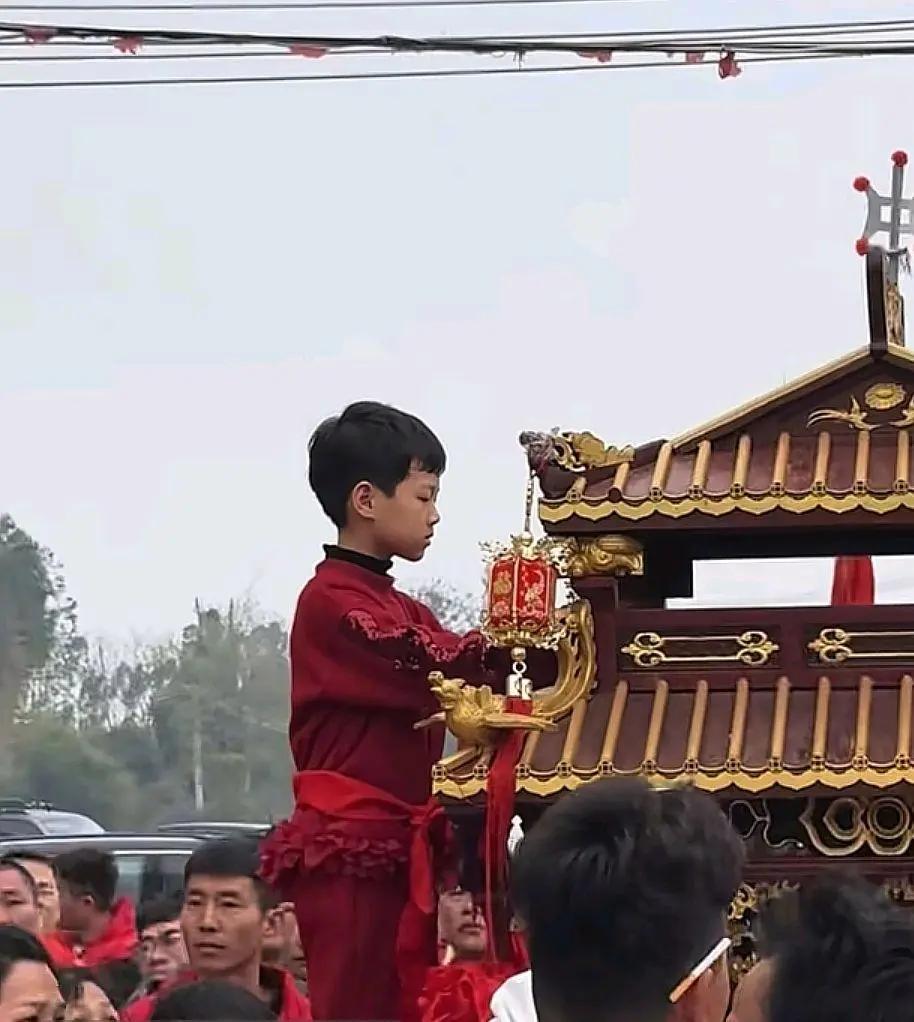 这行头齐全怎么就成了爬上去闲玩呢？！