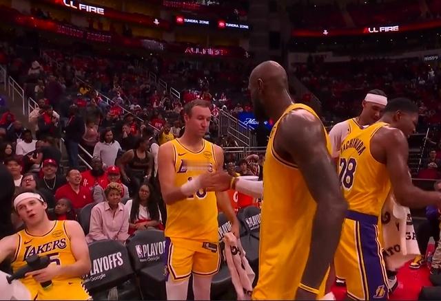 妈哟！一天没看NBA新闻，才刚看到湖人淘汰了火箭，0-3被逆转的历史，拜拜！！火