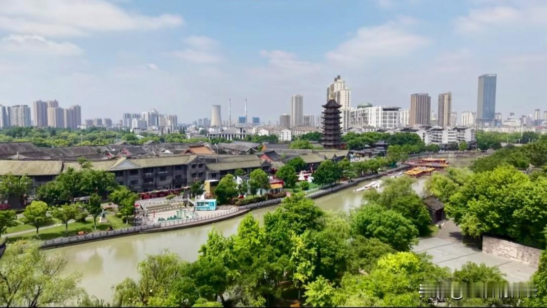 真正让我们这些70后人魂牵梦绕的，还得是那请客办酒席时，家家户户升起的人间烟火味