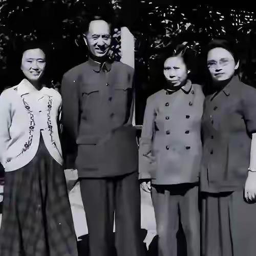 1935年，陕南共产党员陈锦章，带着全家三代11口人毅然参加红军，踏上漫漫长征路