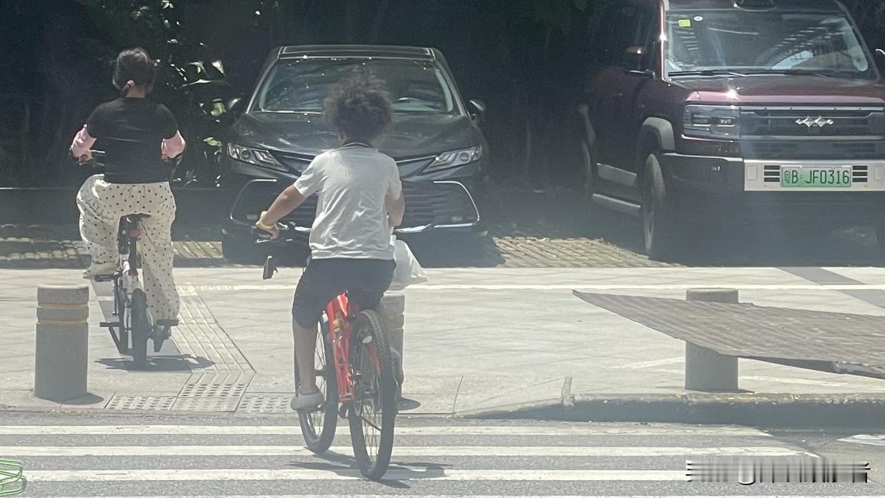 “这个你不能喝！”昨天，我在前海一家便利店把一个非洲的小男孩教训了一顿。这个孩子