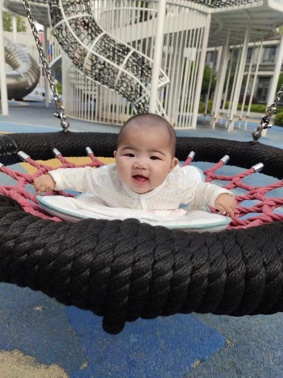 宝宝的照片总是能带来无尽的欢乐与治愈。

就像这张秋千上的小宝宝，每次看到都觉得