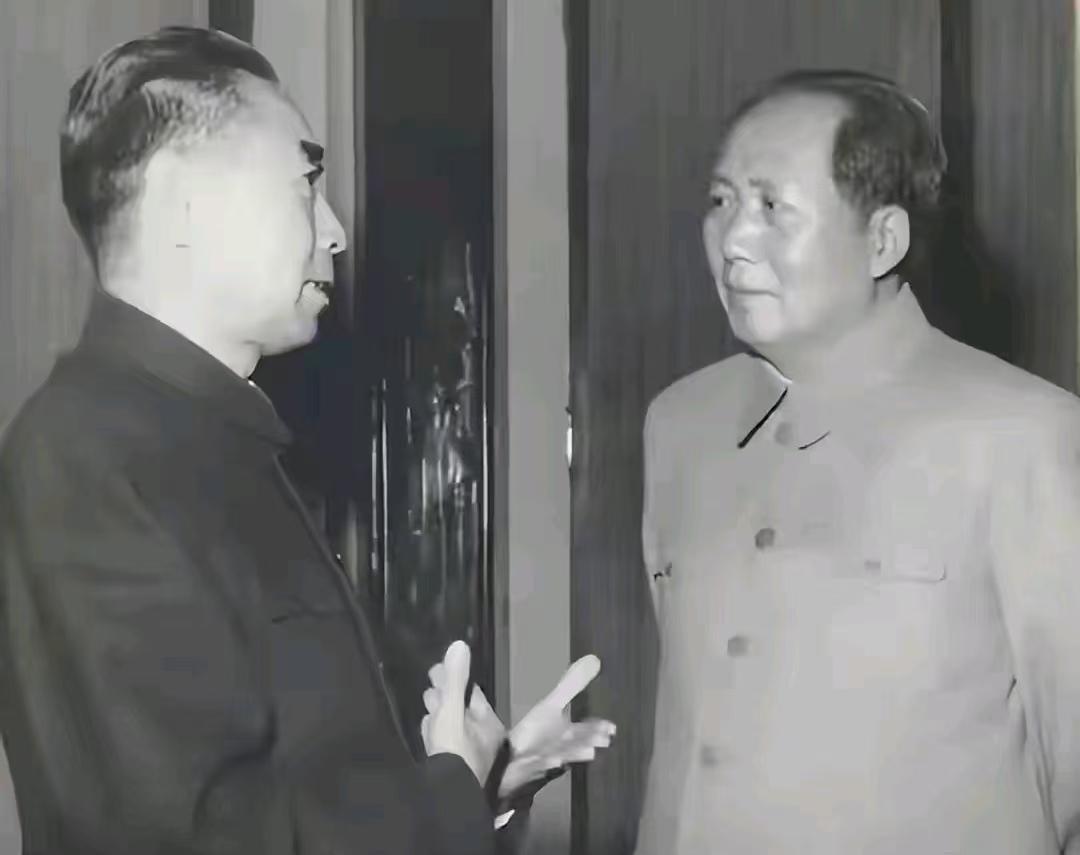 上世纪60年代全国推进机构精简、机关革命化，一件震动国务院的大事传遍各部委：周总