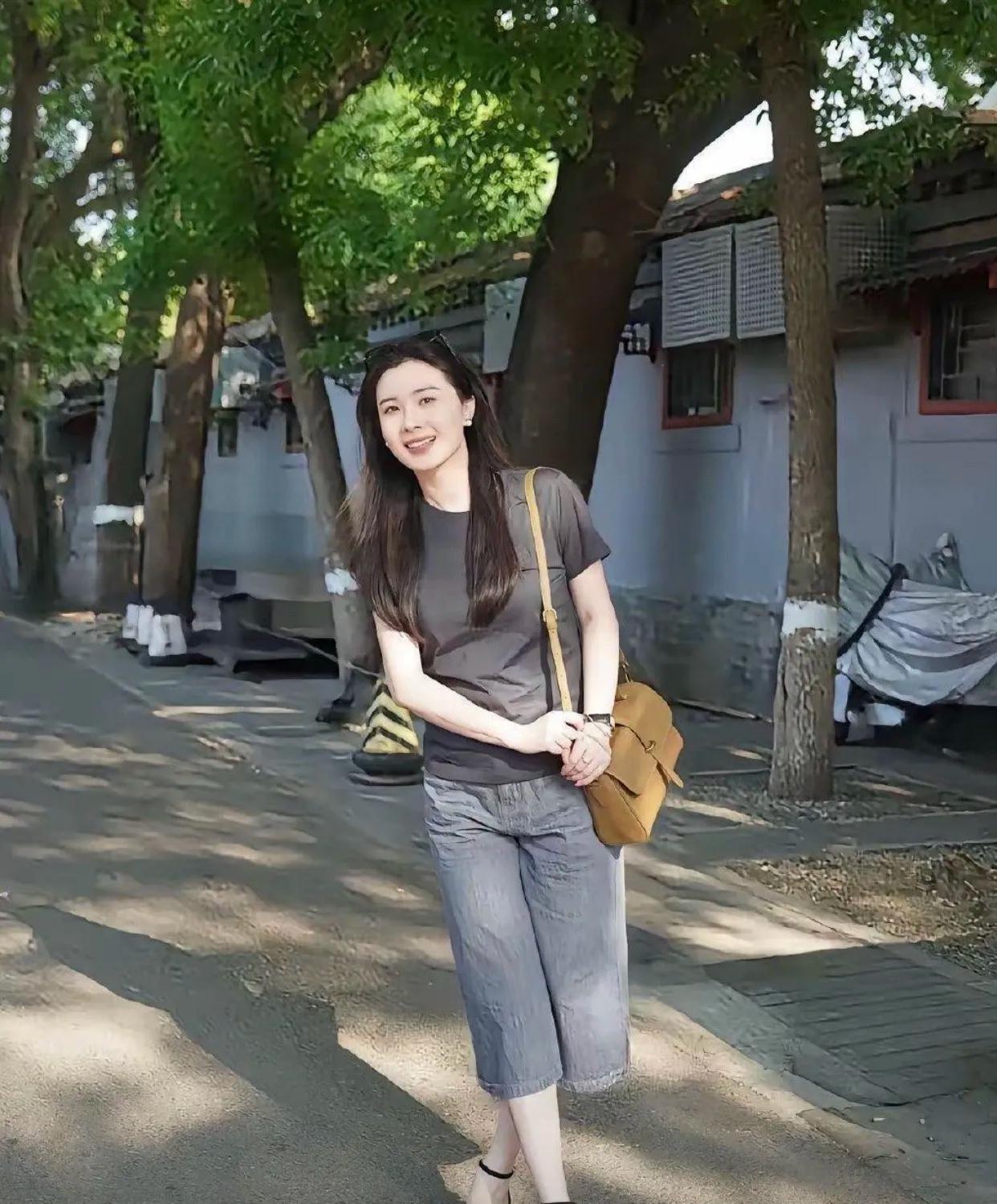 不得不说，“一白遮三丑”这话真是太有道理了。就像这个美女，虽然颜值不算那种惊艳挂
