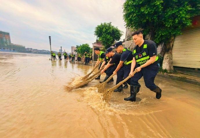 【洪峰过后清淤保畅通】融江洪峰过境后，江畔步道淤积大量淤泥影响群众出行。融安县公