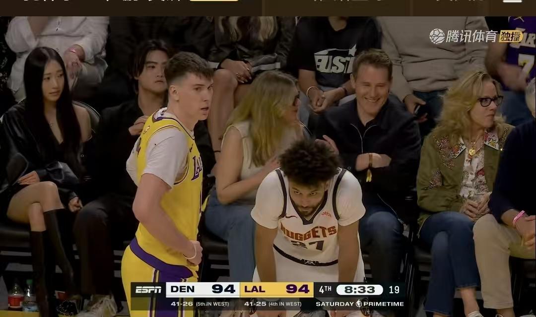 一个镜头测试真球迷和伪球迷
伪球迷只顾欣赏比赛，
真球迷在看比赛的同时还能看到美