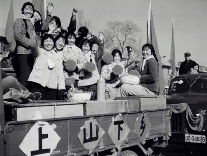 1978年，知青王鲁明调到中学当老师。他正在批改学生的作业，谁知，里面竟夹着一张