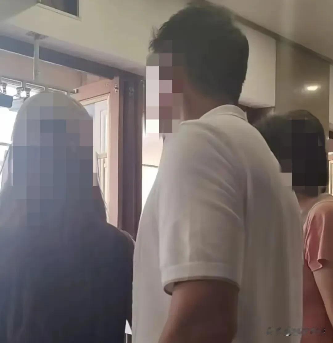 跟前妻闹矛盾
亲妈冲在前面打头阵

他成功洗白人设
人帅心软太善良
好父亲好老公