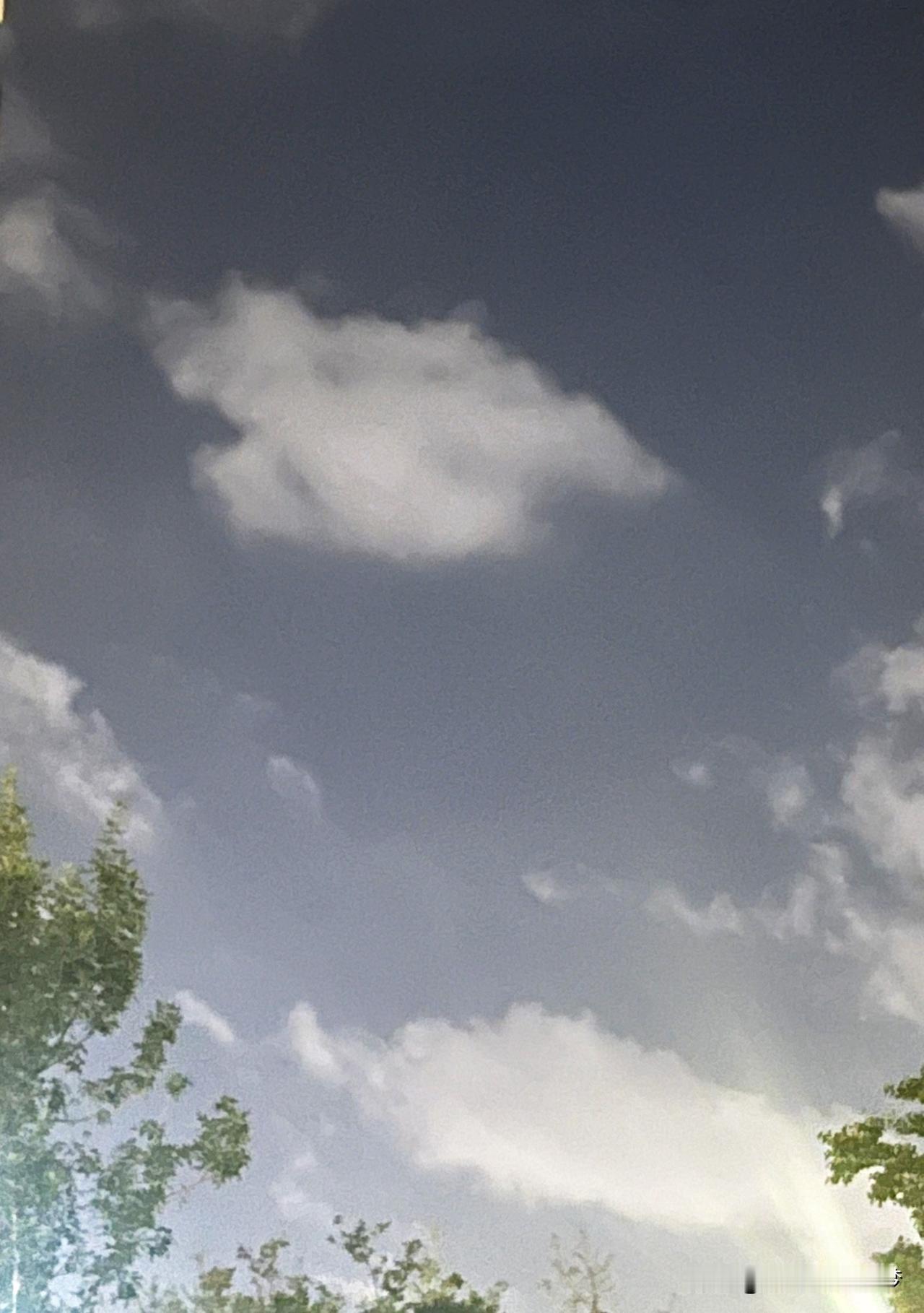夏季，每一个夜晚的天空都在陈述不同的故事。