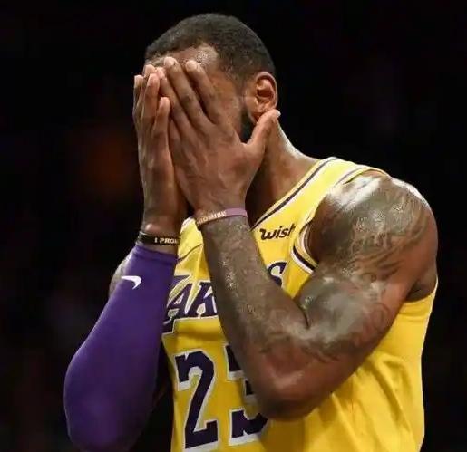 詹姆斯虽然还是流量大王，但很明显，他的热度，随着状态不断下滑，慢慢在消退。
湖人