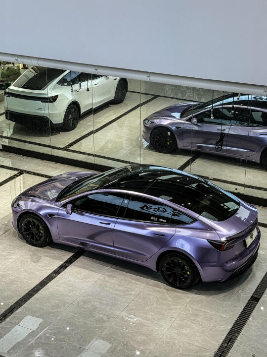 谁敢想谁敢想啊，特斯拉像被打了紫色水光针