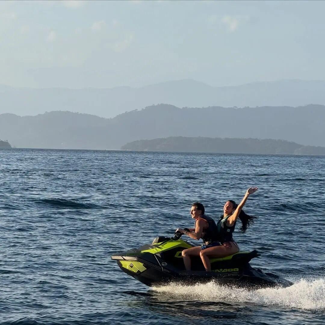 Dua Lipa 和她的弟弟 Gjin 出海玩耍。
弟弟 Gjin 今年19岁终