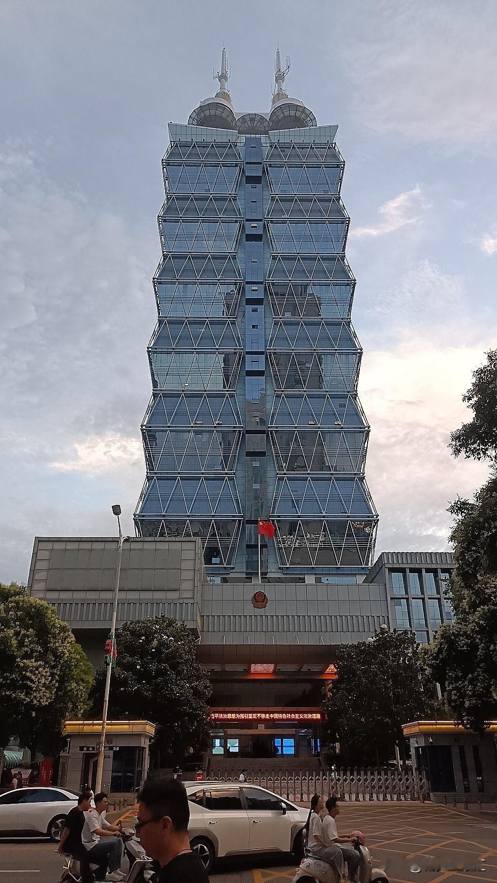 洛阳的这栋大楼撞脸二七纪念塔，都是双子结构，只是它更现代，通体玻璃幕墙，夜色降临