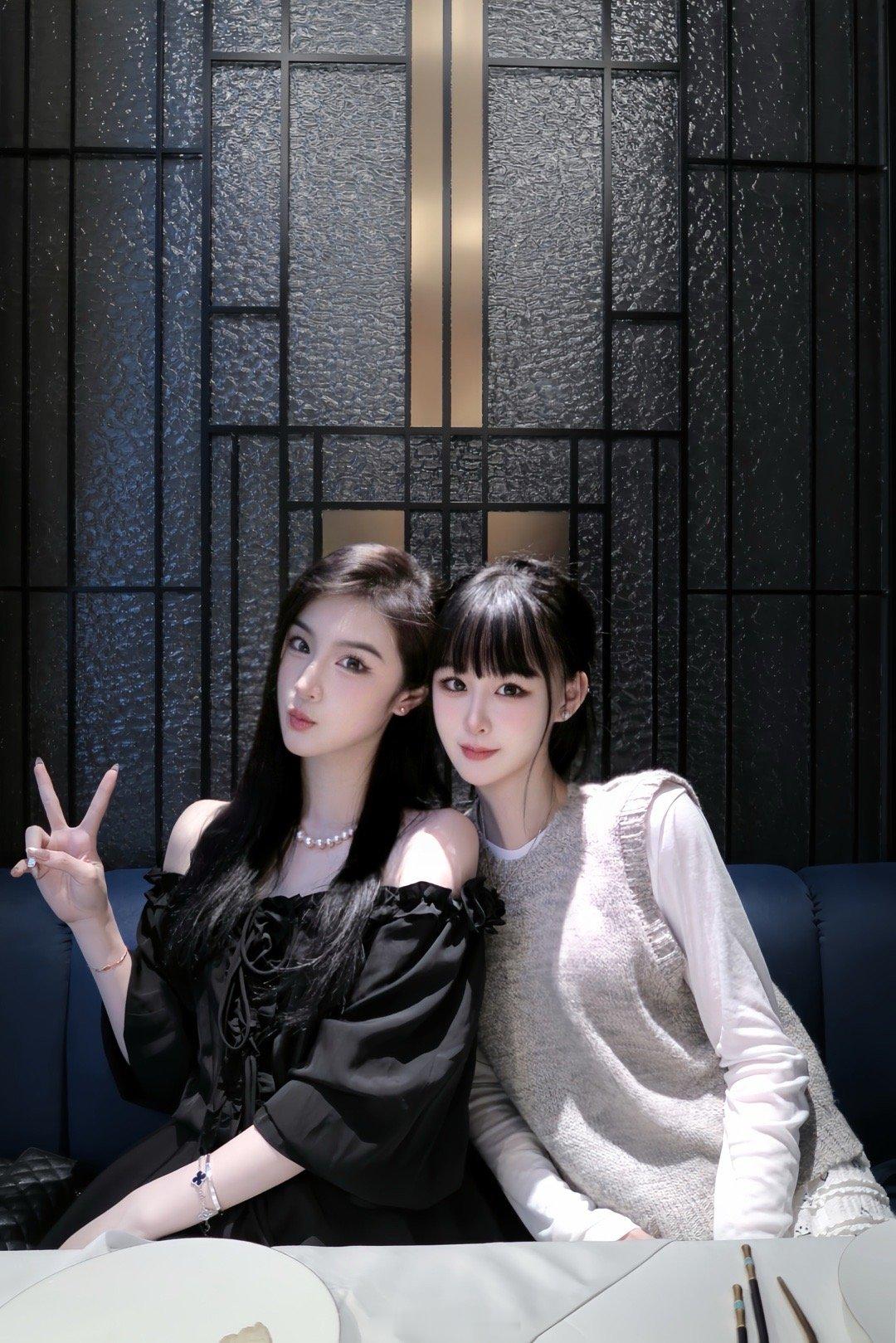 我们俩 👭 ​​​