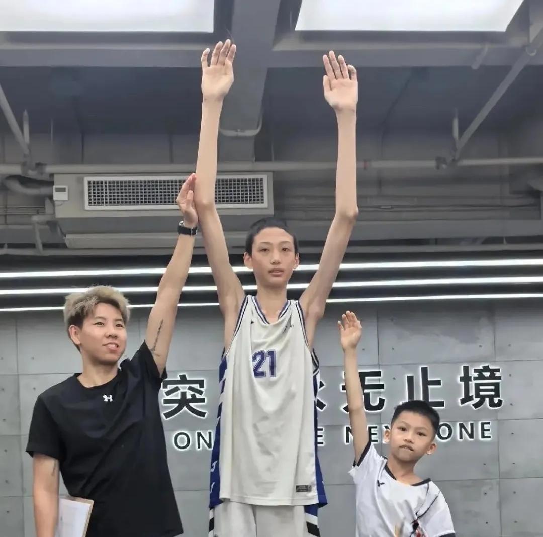 天赋炸裂！13岁2米03，臂展2米3，李若豪身体条件十分霸道
 
国内青训又冒出