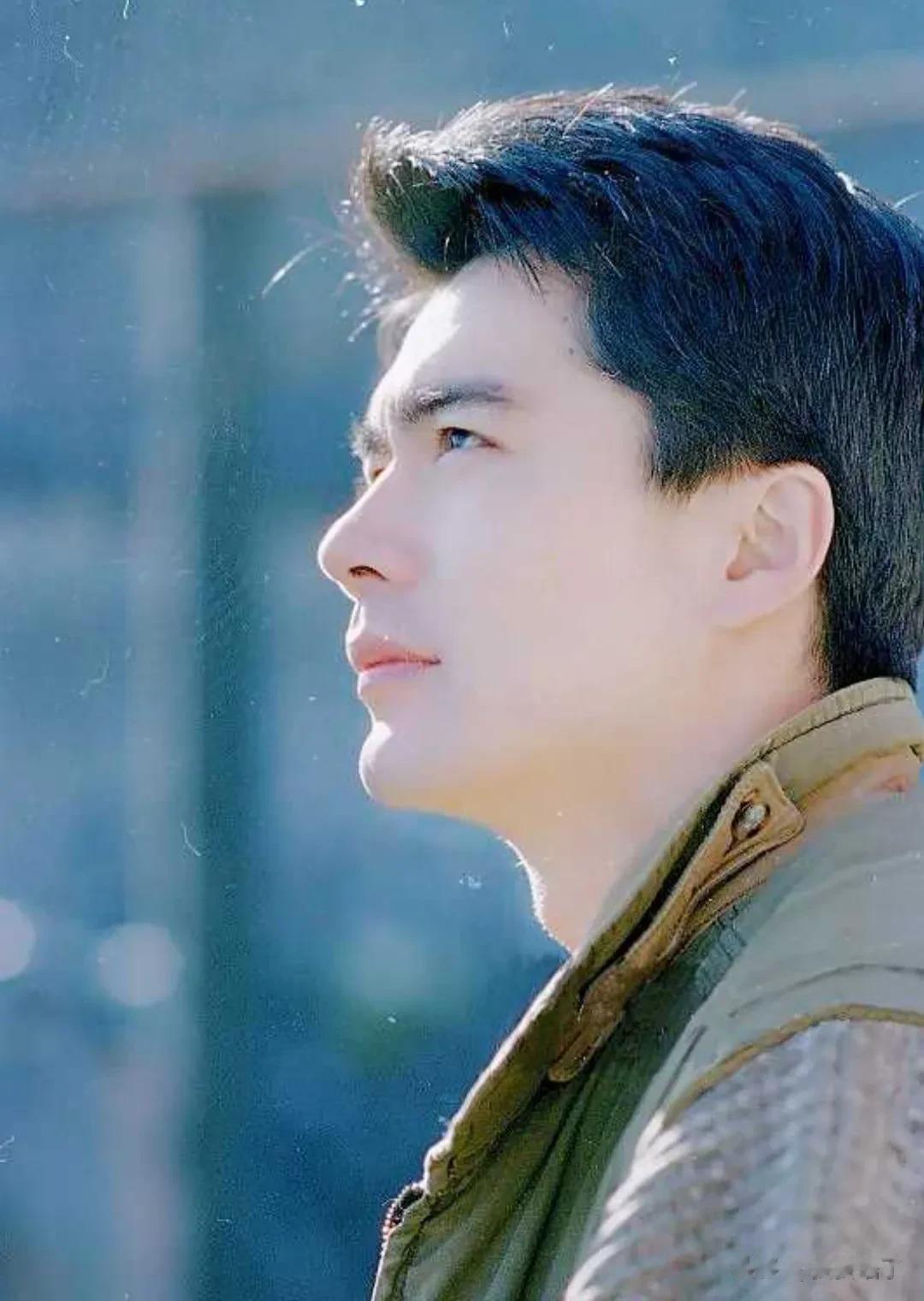 许亚军，说他帅好像还不够准确。
好看？美？俊？
