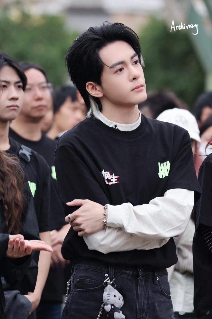 曾舜晞白发挑染曾舜晞交换人生开机造型 曾舜晞以白发挑染造型现身开机，黑银发丝碰撞