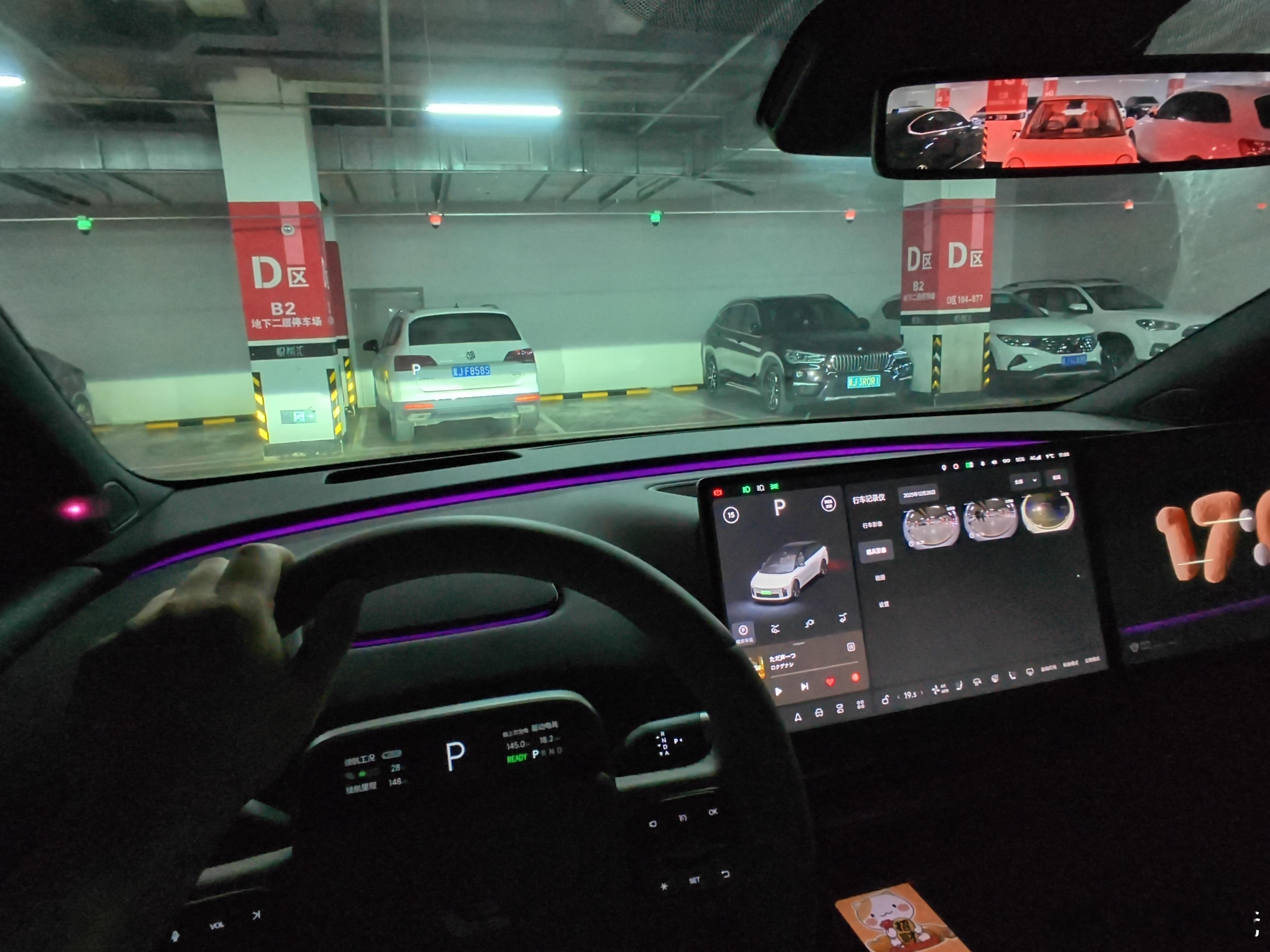 随便一个停车场 随机的一停，算上我开的i6，就是4台理想，不过图4那台理想真不够