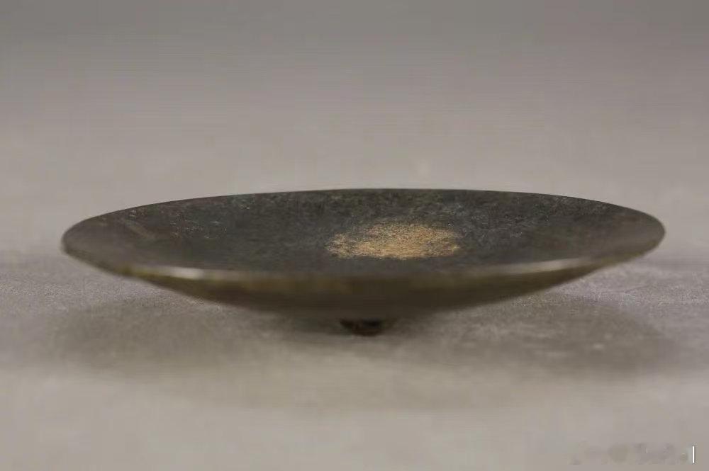 西汉阳燧：两千年前的凹面镜取火装置邗江姚庄汉墓出土的西汉铜阳燧，是一件展现两千多