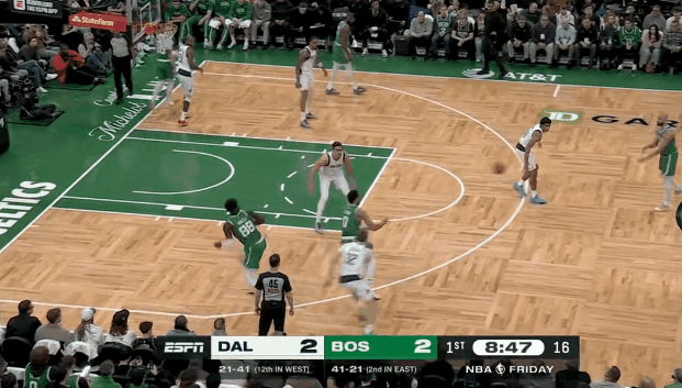 塔图姆复出。第一投失手，然后连给凯塔喂了三个顺下：一个助攻得手，一个低传凯塔扣丢