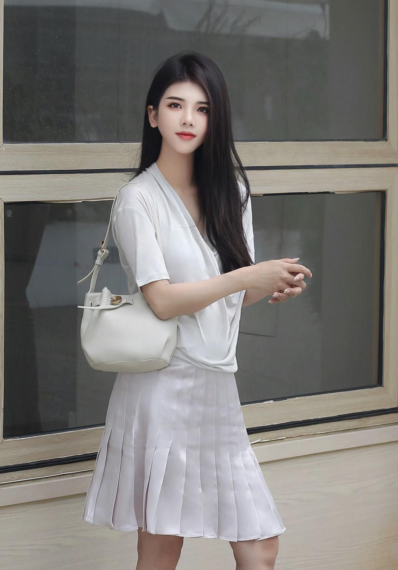 韩系女主既视感！清冷感灰调穿搭太戳了，垂坠上衣藏肉显瘦，缎面百褶裙自带柔光滤镜，