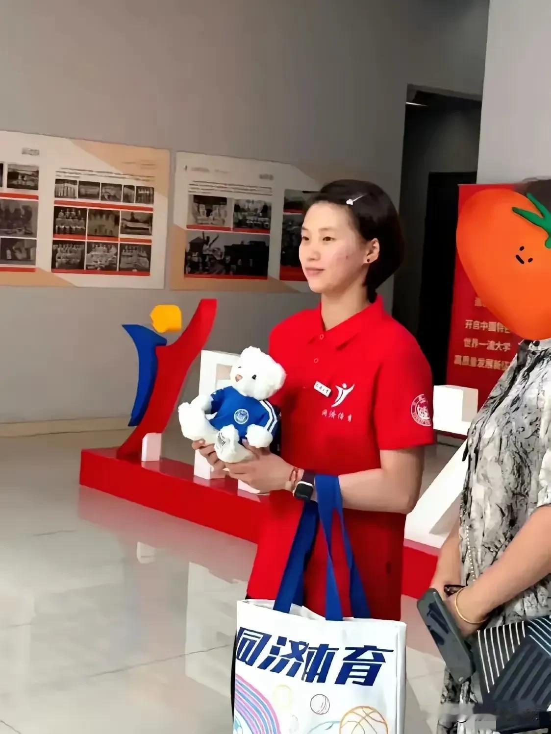 陈芋汐终于去同济大学报到了，
引得同学们像看明星似的围观她，
不同于明星做不到的