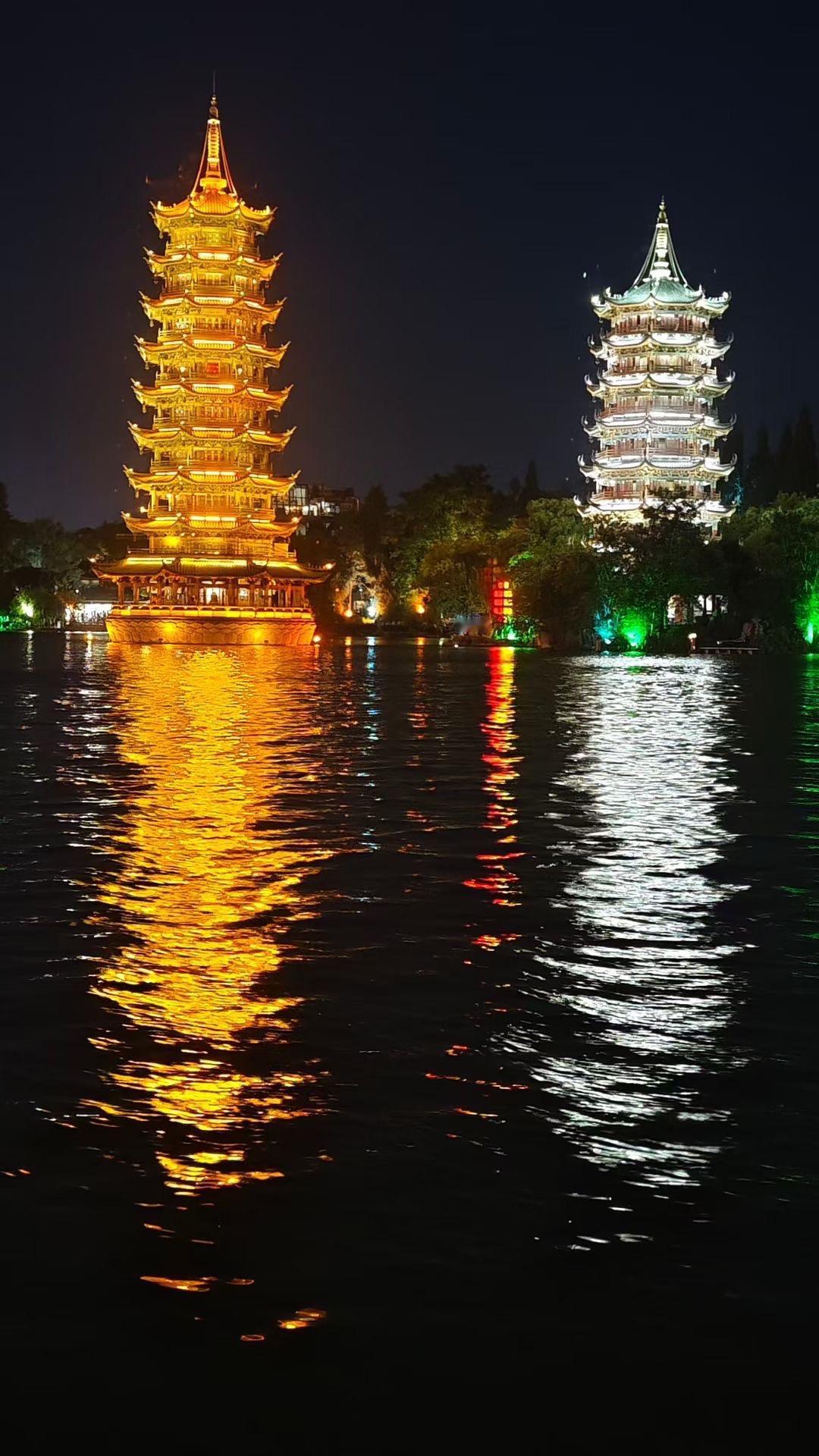 波摇双塔影相妍，日月同辉各有天。
月塔琉璃日塔铜，双娇连理屹湖中。日月塔，乃唐代