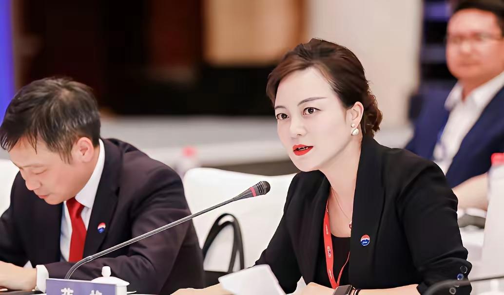 认识蒋焰的人对她怎么评价？看这精心打扮，基本没时间和精力搞业务。吹得再狠，她也是