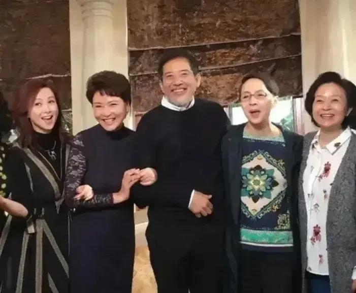 和老大哥一起合影，大家笑得好开心。一不小心，都到了爷爷奶奶年龄，他们扮演的父辈和