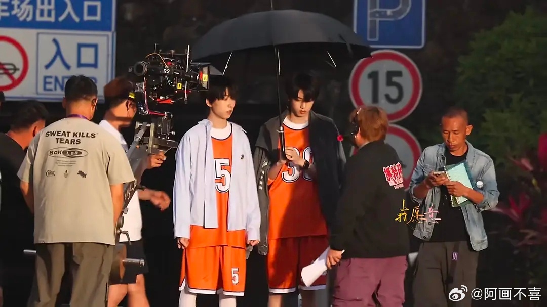 🎀有俩人好像在剧组谈起了恋爱，撑一把伞，下车也要等对方谁敢看短短两天杨博文 张