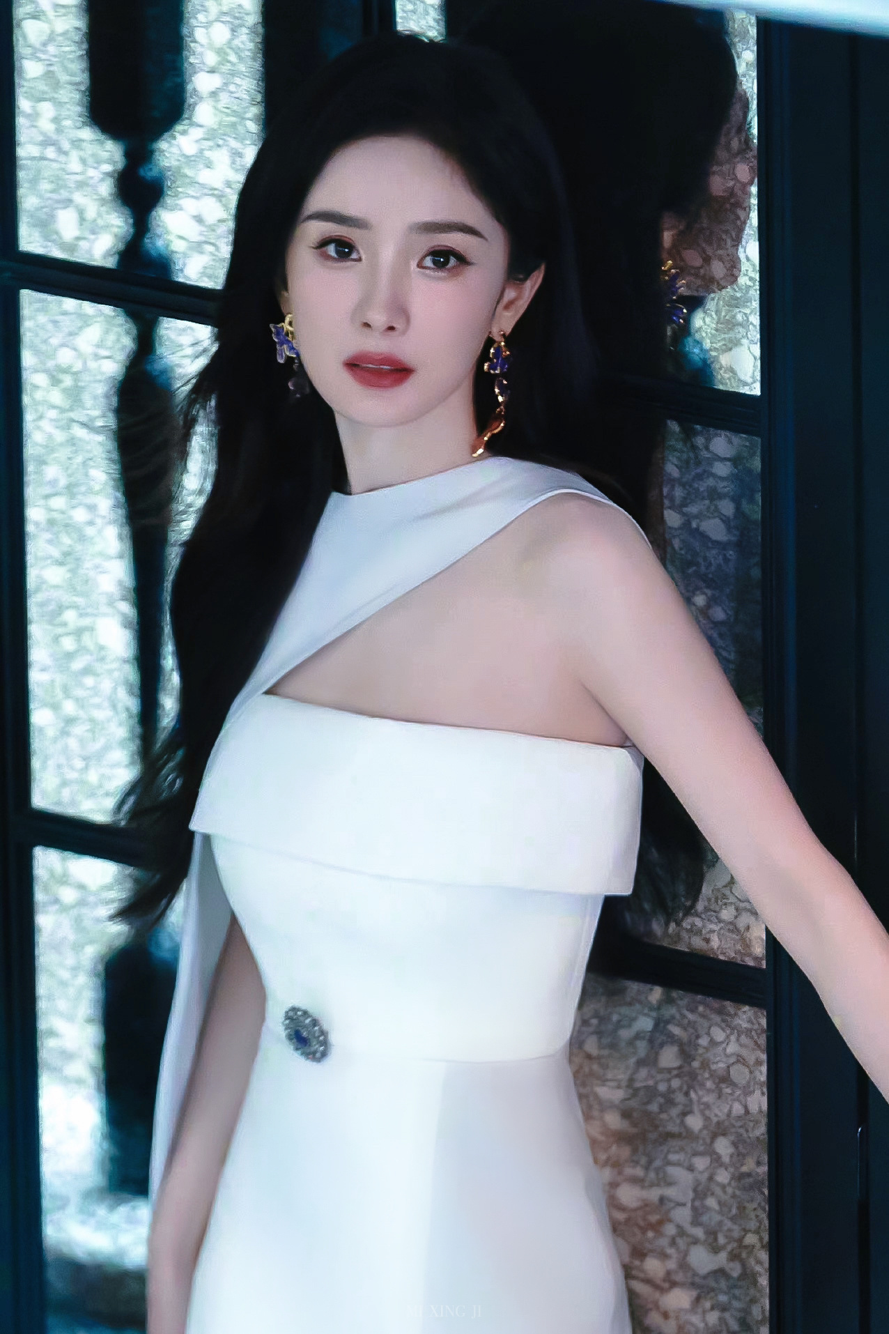 #杨幂开叉披风白裙# 杨幂今日活动造型~白色开叉披风白裙，优雅动人，生图太能打了