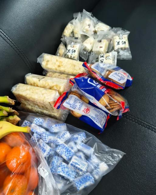 真没想到，有些大男人也爱吃零食。
最近，我侄女跟我抱怨，说侄女婿最近出现了一个坏