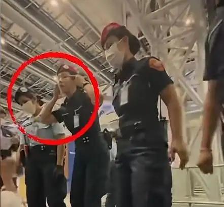 几颗老鼠屎，硬生生坏了一锅汤！几个追星客违规闯贵宾室，泰航干脆把22名相关中国乘