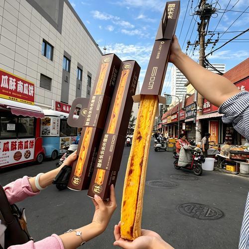 现在卖蛋挞的，已经不把蛋挞当甜品卖了。
最近超长蛋挞火了，这玩意儿拿在手里拍照确