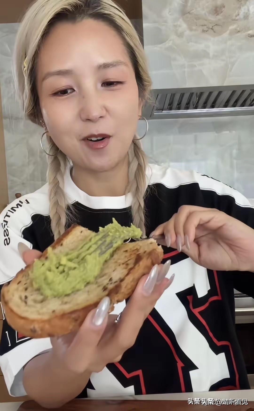 发现没？

何洁和赫子铭本就是两类人，走不到一起也实属正常！

如今，两人更是分