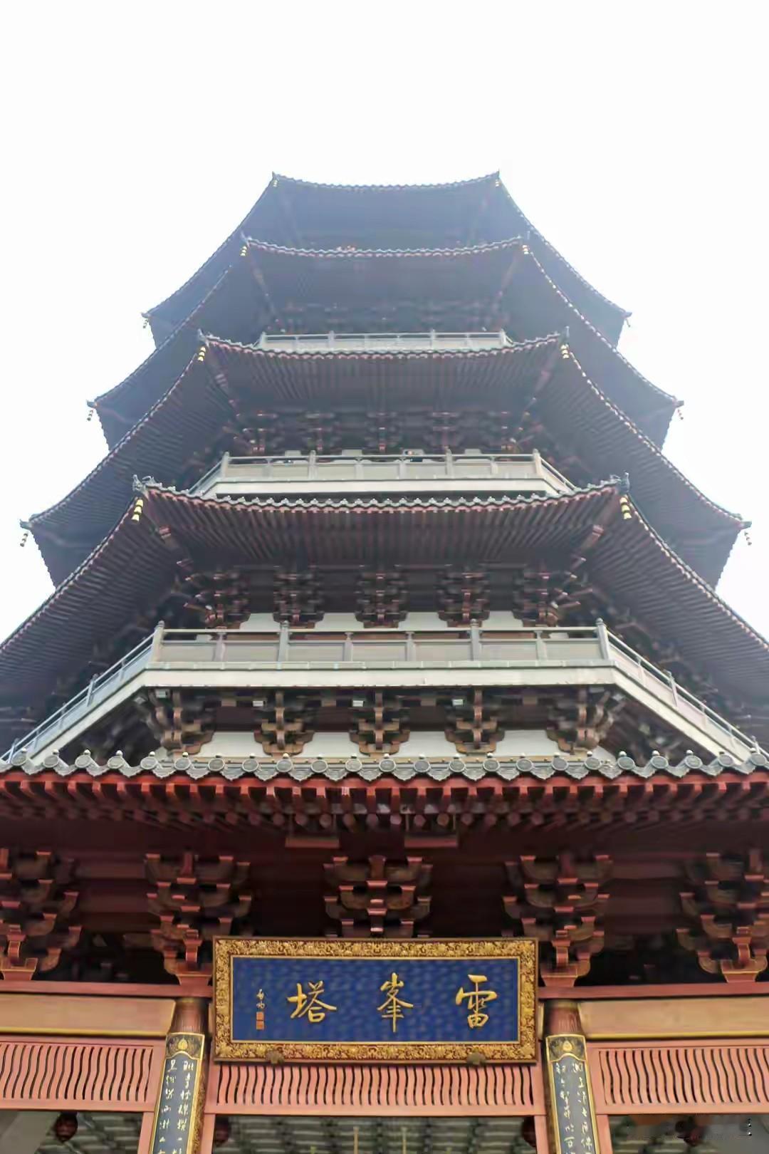 以前搞不懂，
为啥许仕林高中状元后，
白素贞就能出来了。
现在才明白，
原来法力